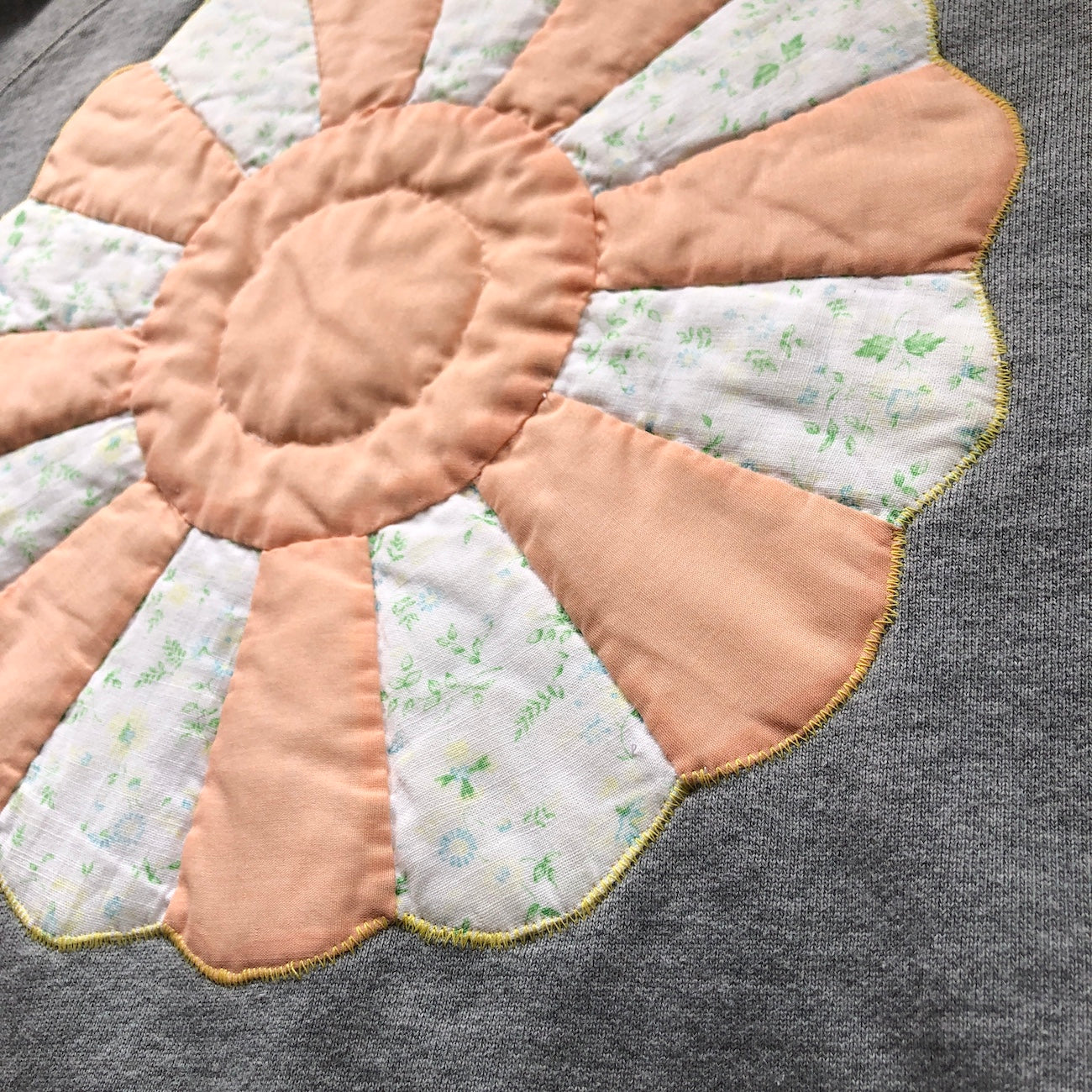 Vintage Dresden Plate Crewneck Sweatshirt XXS